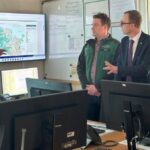 Vier Männer vor Bildschirmen_5G-Campusnetze_SH