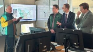 Vier Männer vor Bildschirmen_5G-Campusnetze_SH