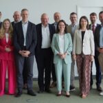 Gruppenfoto: alle IT-PLR-Mitglieder stehen in einem Innneraum nebeneinander und sehen wohlwollend und zufrieden aus