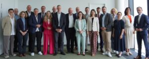 Gruppenfoto: alle IT-PLR-Mitglieder stehen in einem Innneraum nebeneinander und sehen wohlwollend und zufrieden aus