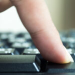 Finger auf Computertastatur - Nahaufnahme