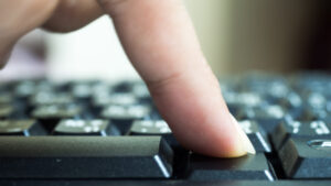 Finger auf Computertastatur - Nahaufnahme