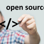 Montage: Junger Mann im Karohemd schreibt mit einem Marker auf eine imaginäre Glaswand die Worte "open source"