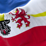 Landesdienstflagge Mecklenburg-Vorpommern, nahaufnahme des in Falten liegenden Fahnenstoffes
