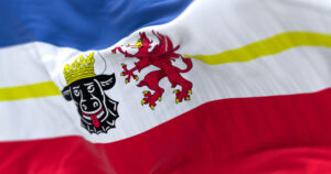 Landesdienstflagge Mecklenburg-Vorpommern, nahaufnahme des in Falten liegenden Fahnenstoffes