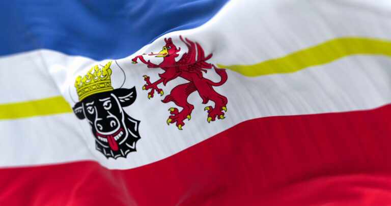 Landesdienstflagge Mecklenburg-Vorpommern, nahaufnahme des in Falten liegenden Fahnenstoffes
