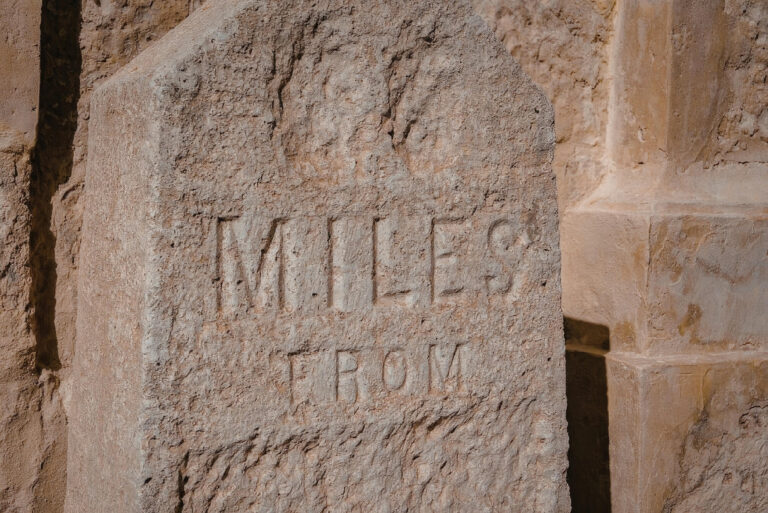 Tatsächlicher Meilenstein aus Sandstein, Nahaufnahme
