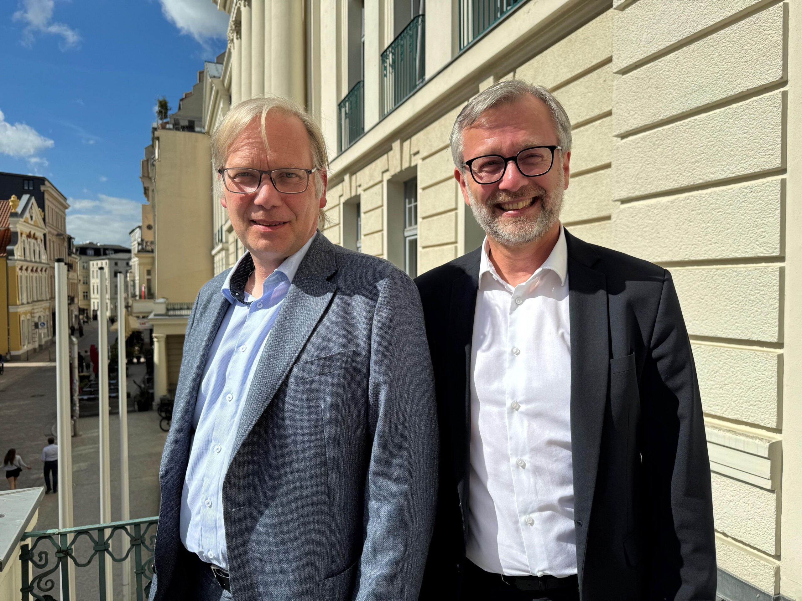 Mecklenburg-Vorpommerns Digitalisierungsminister Heiko Geue (l.) und Landes-CIO Marco Anschütz