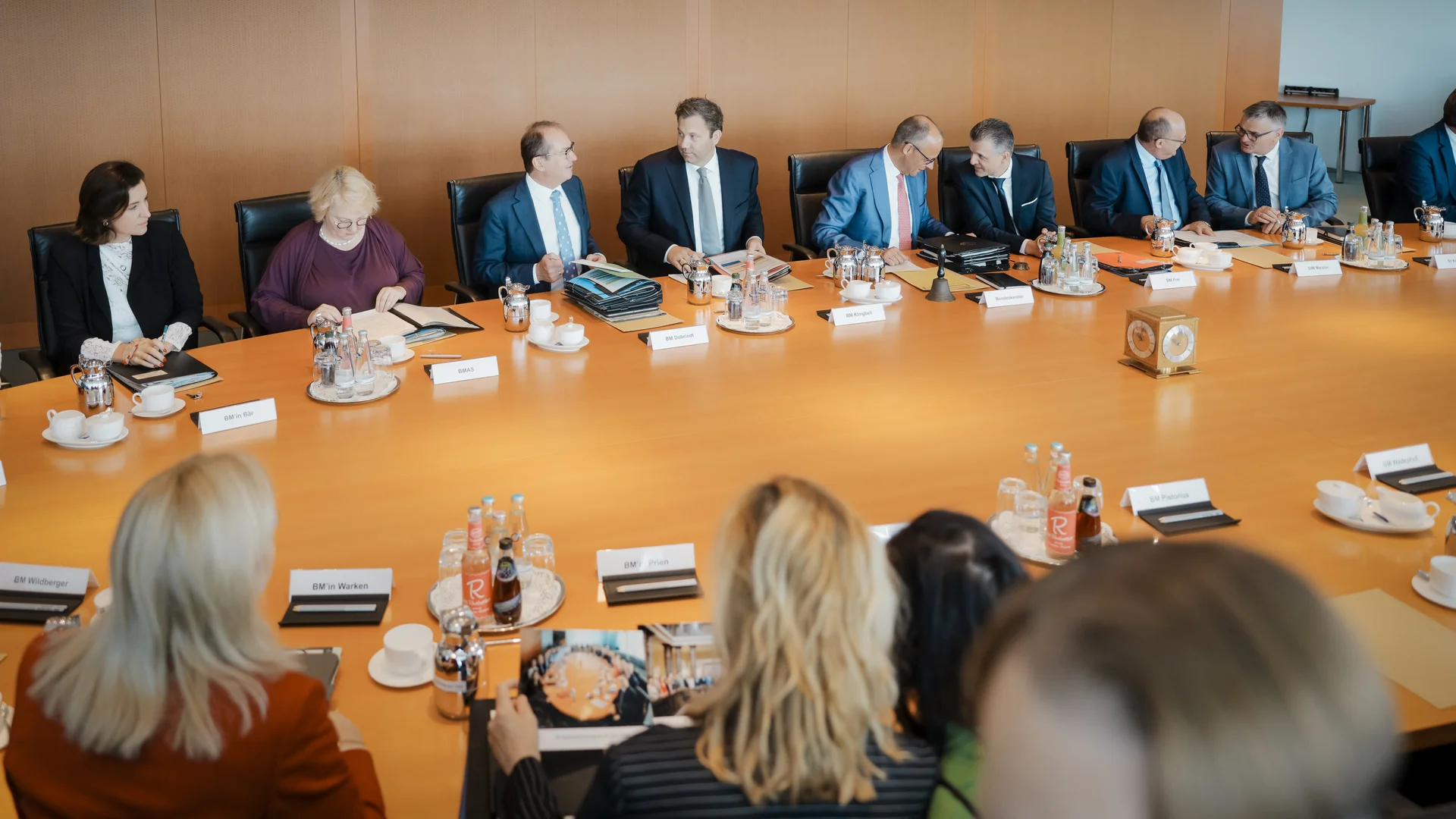 Bundeskabinett am großen, ovalen Tagungstisch