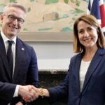 Bundesdigitalminister Karsten Wildberger und seine britische Amtskollegin Elizabeth Kendall beim typischen Pressefoto-Handshake.