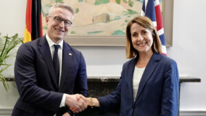 Bundesdigitalminister Karsten Wildberger und seine britische Amtskollegin Elizabeth Kendall beim typischen Pressefoto-Handshake.