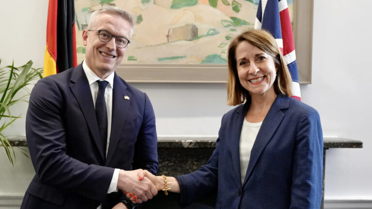 Bundesdigitalminister Karsten Wildberger und seine britische Amtskollegin Elizabeth Kendall beim typischen Pressefoto-Handshake.