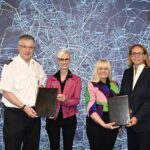 Gruppenbild vor großer Stadtkarte