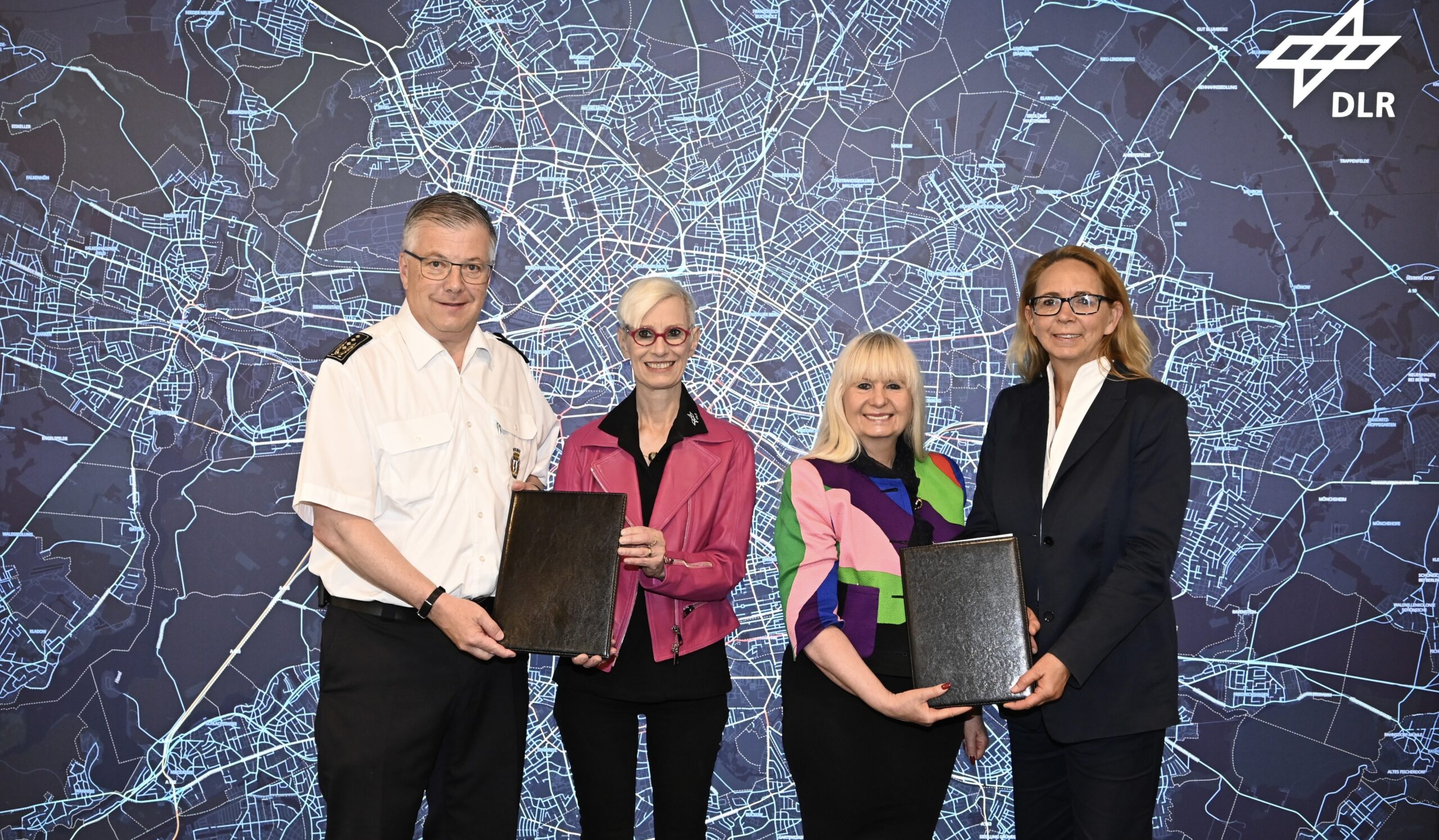 Gruppenbild vor großer Stadtkarte