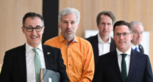 Gruppenbild vor Holzvertäfelung