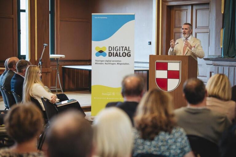 Thüringens Digitalminister Steffen Schütz im Dialog mit Bürgern