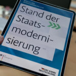 Tablet mit dem Cover des Berichts zur Staatsmodernisierung