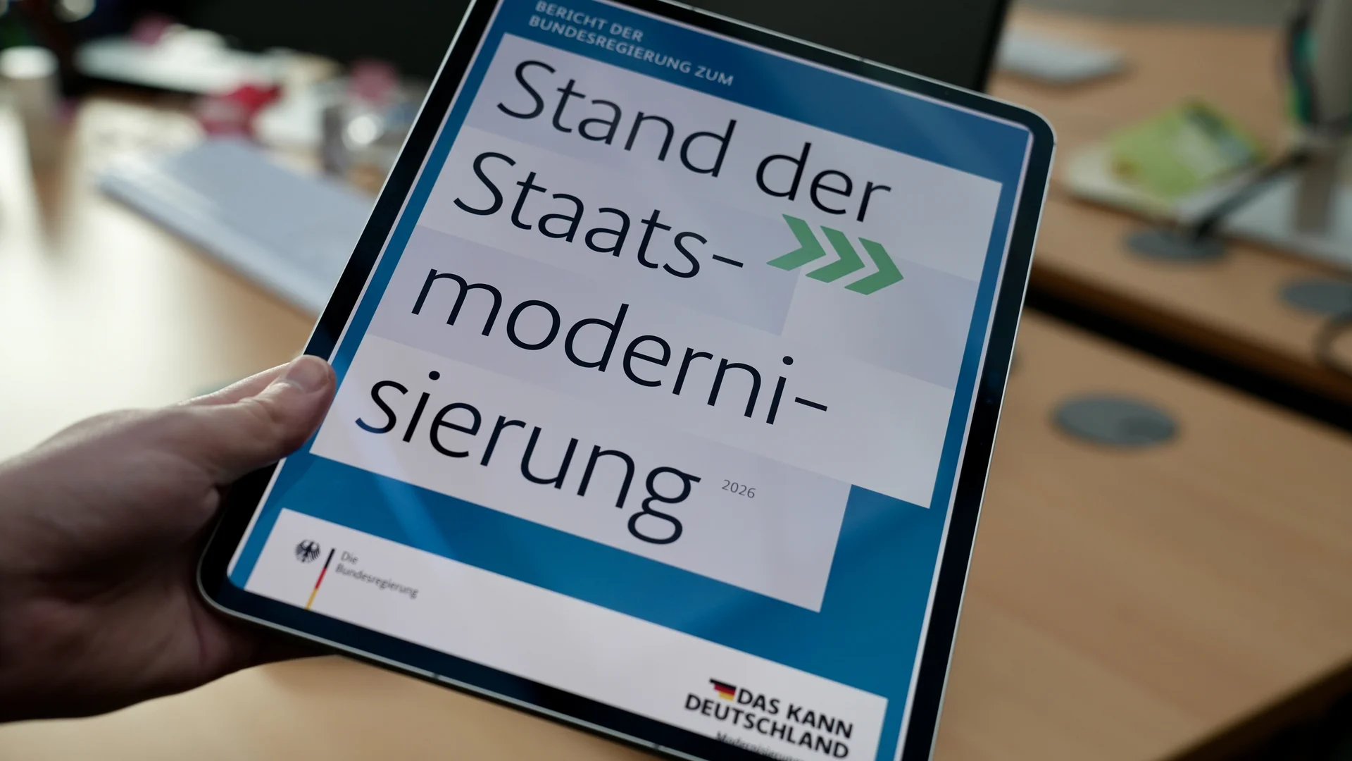 Tablet mit dem Cover des Berichts zur Staatsmodernisierung